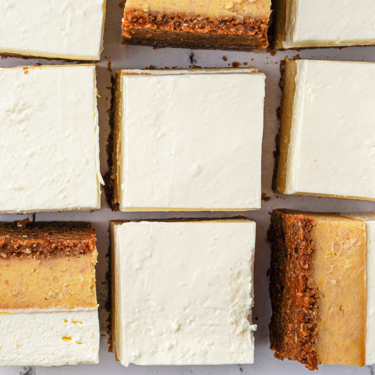 A barnuló banánok napja: így készíts belőlük mennyei sajttortakockát