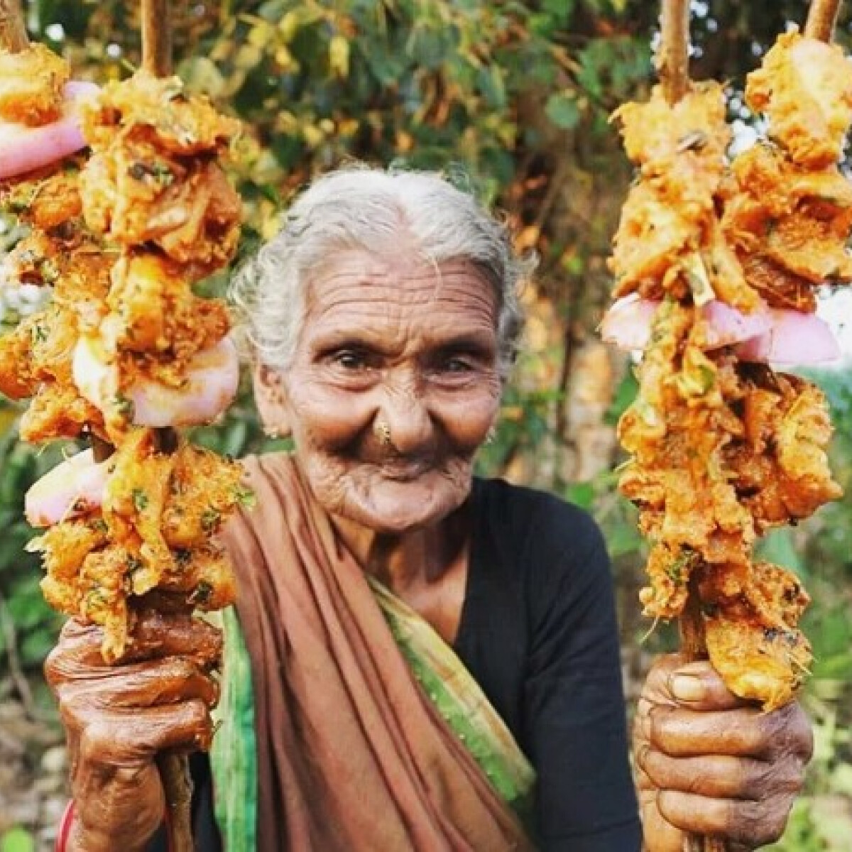 Tanulj emutojást sütni egy 106 éves indiai YouTube-bloggertől!