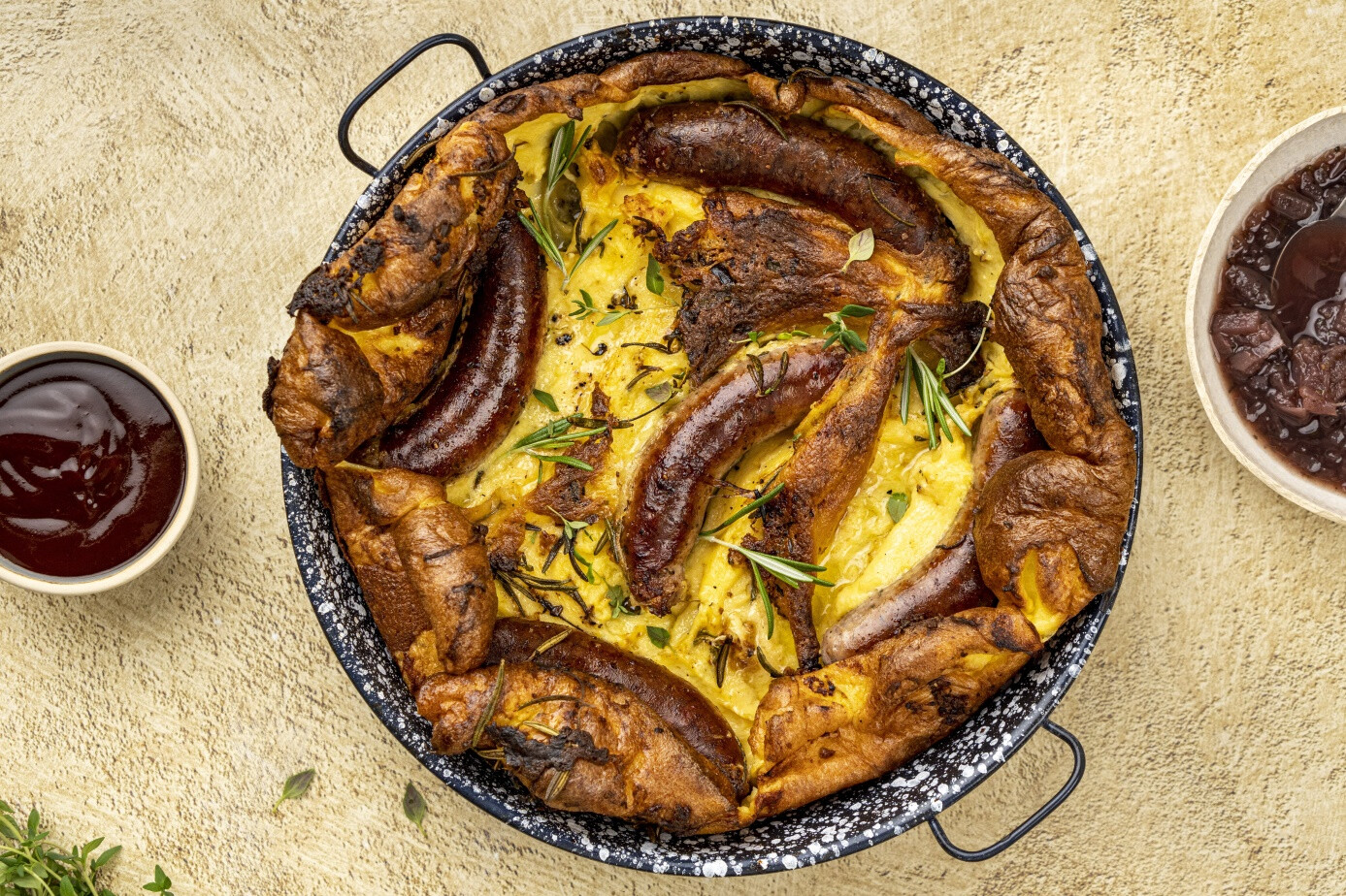 Klasszikus angol toad in the hole: tésztában sült kolbászok, tepsiben