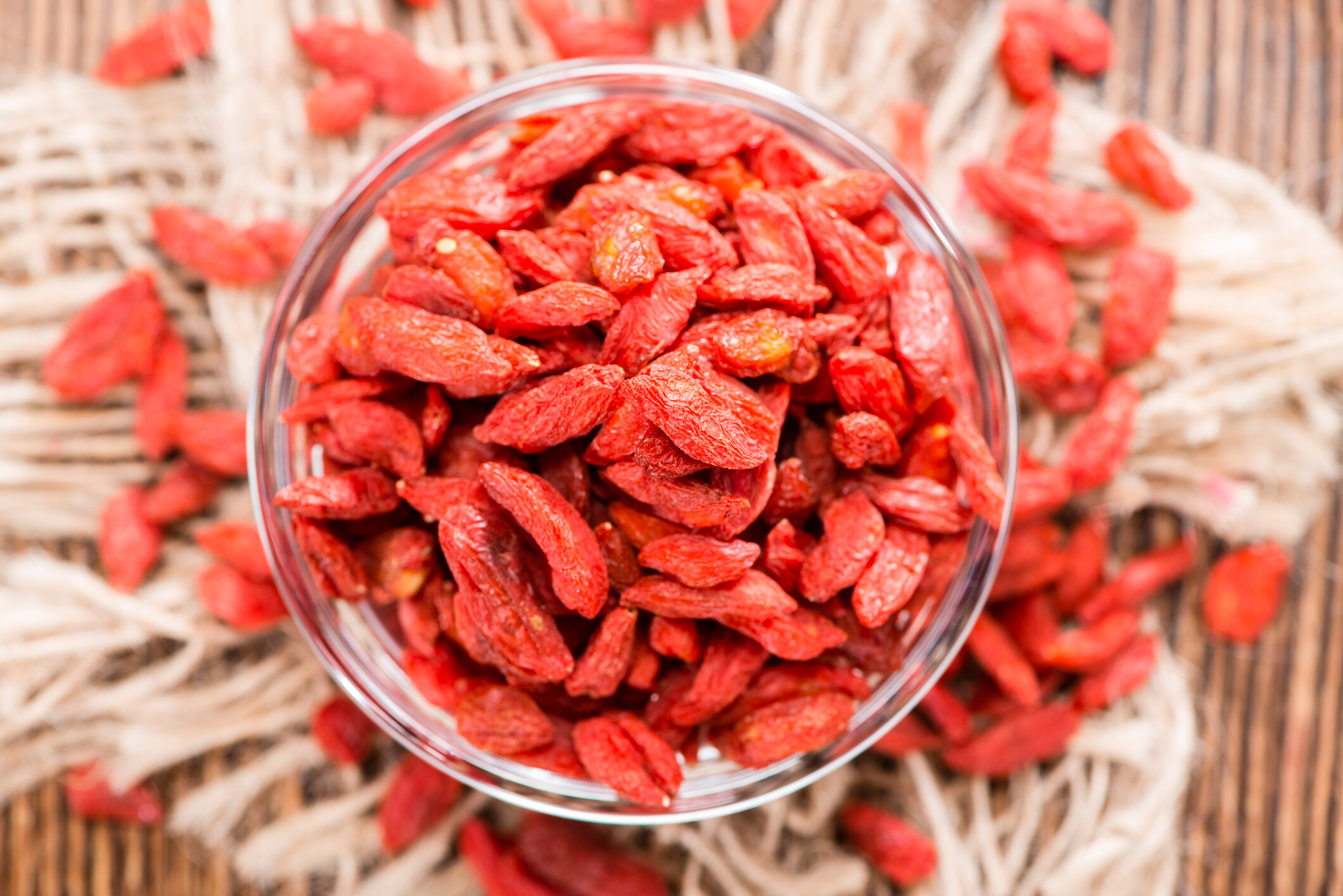 Goji bogyó tálban