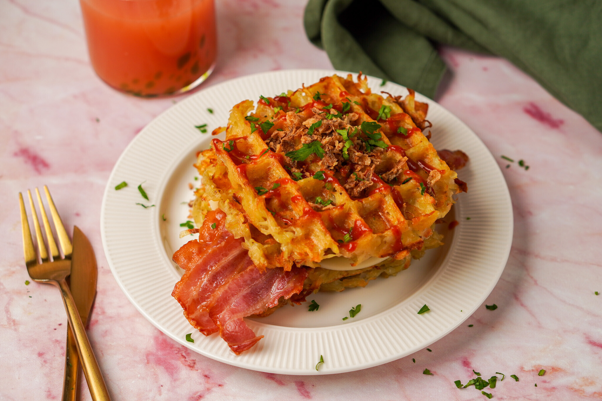 Tócsnigofri sült baconnel, sajttal, szósszal és pirított hagymával tálalva