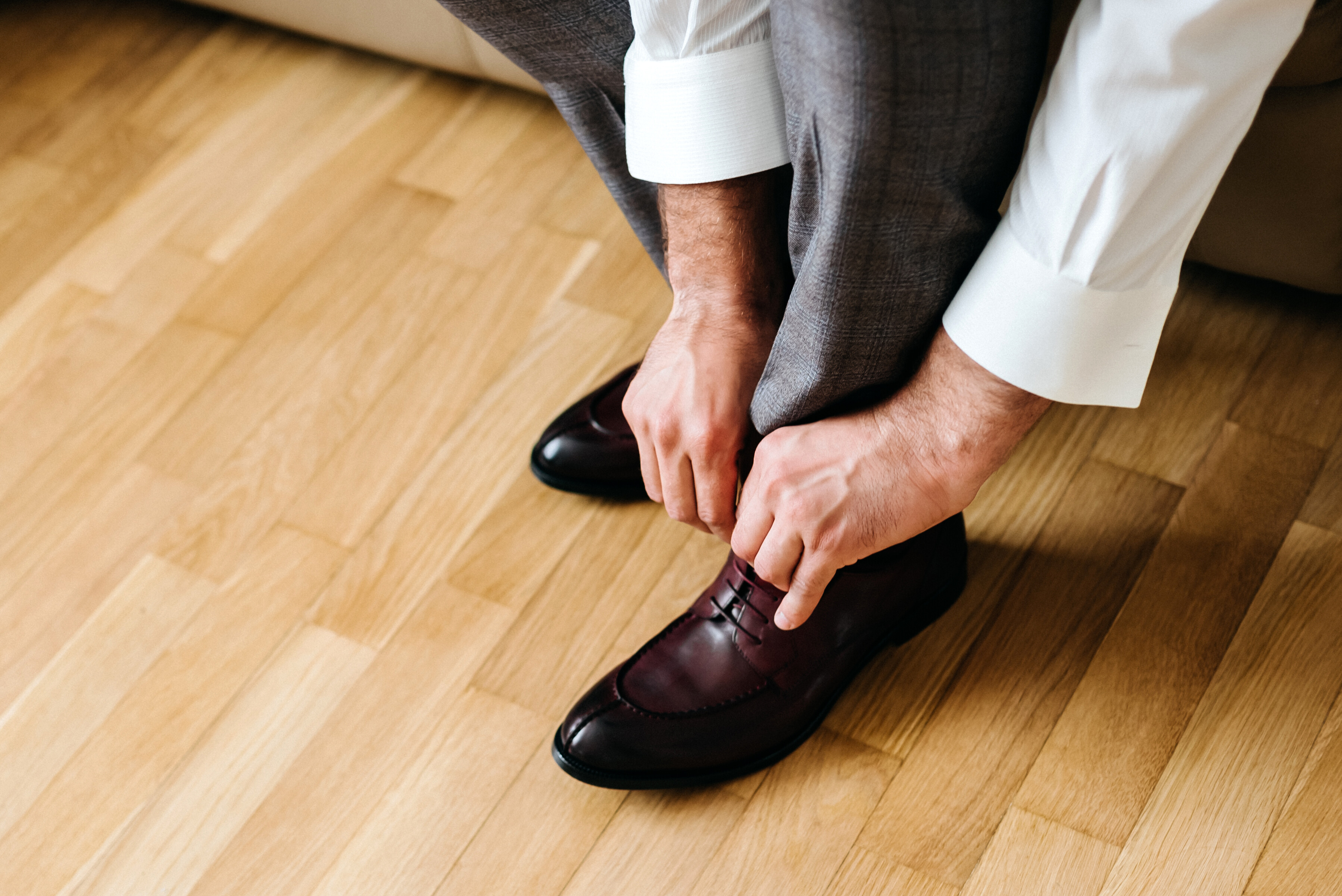 cipőt kötő férfi