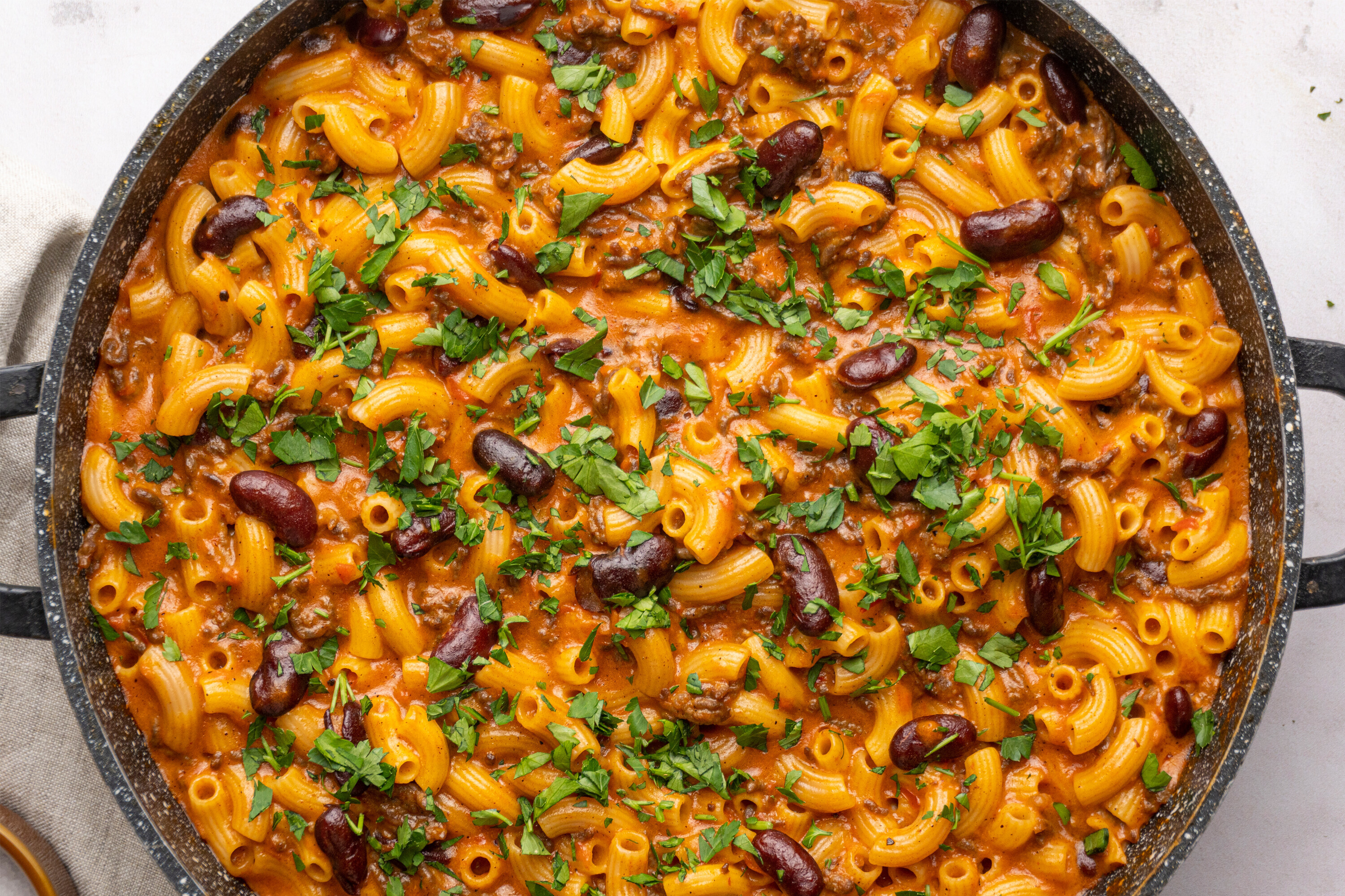 Chilis mac and cheese: sajtszószos tészta darált hússal és babbal