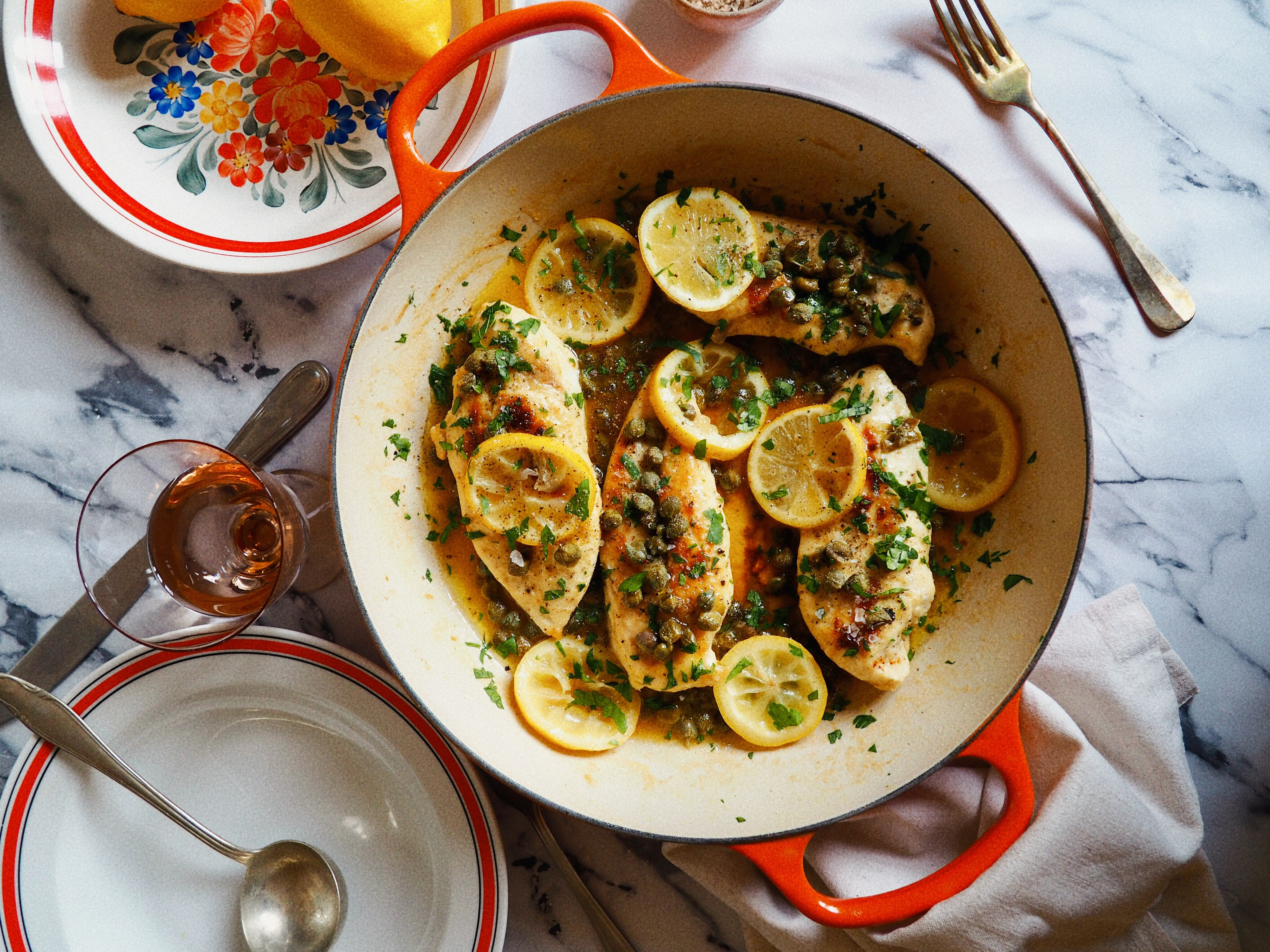 20 perces csirke piccata: citromos, pirított csirkemell, kapribogyóval és friss petrezselyemmel tálalva, nyeles edényben
