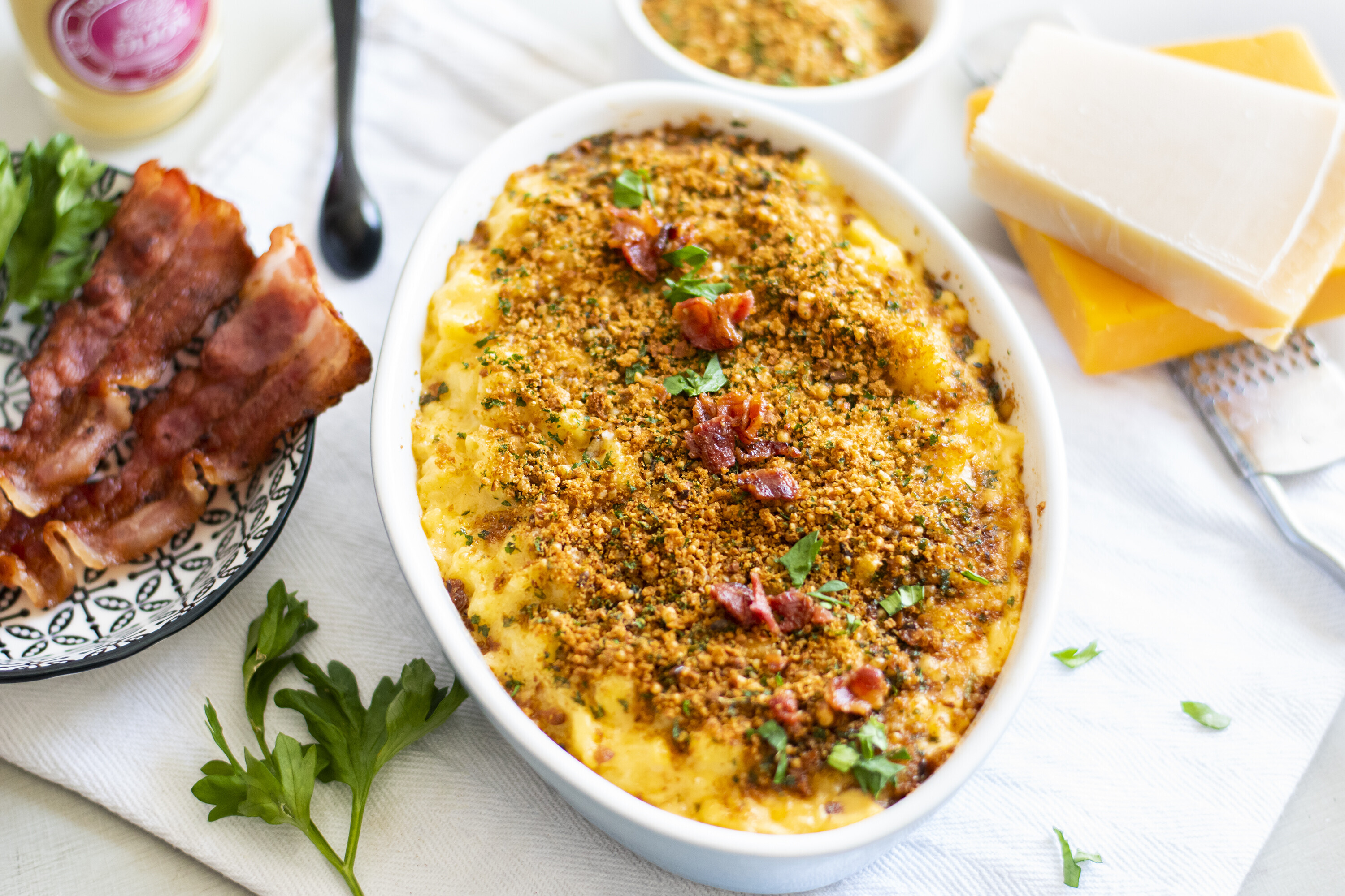 Noky&cheese: kerámiatálban besütött sajtszószos nokedli, zsemlemorzsával tálalva