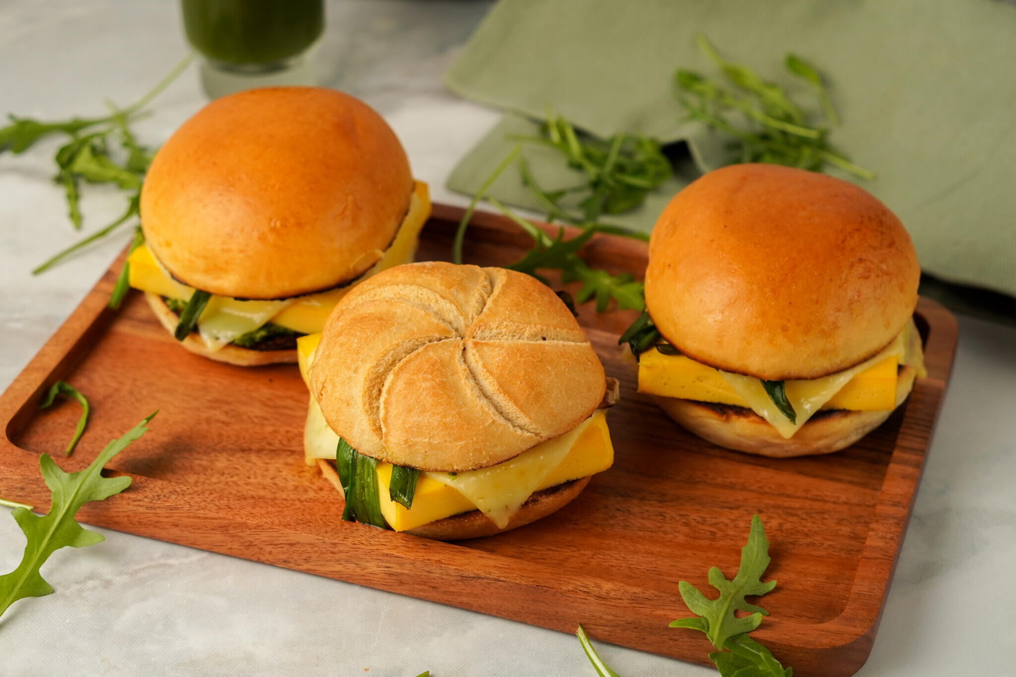 Gőzölt omlettes burger friss zöldségekkel