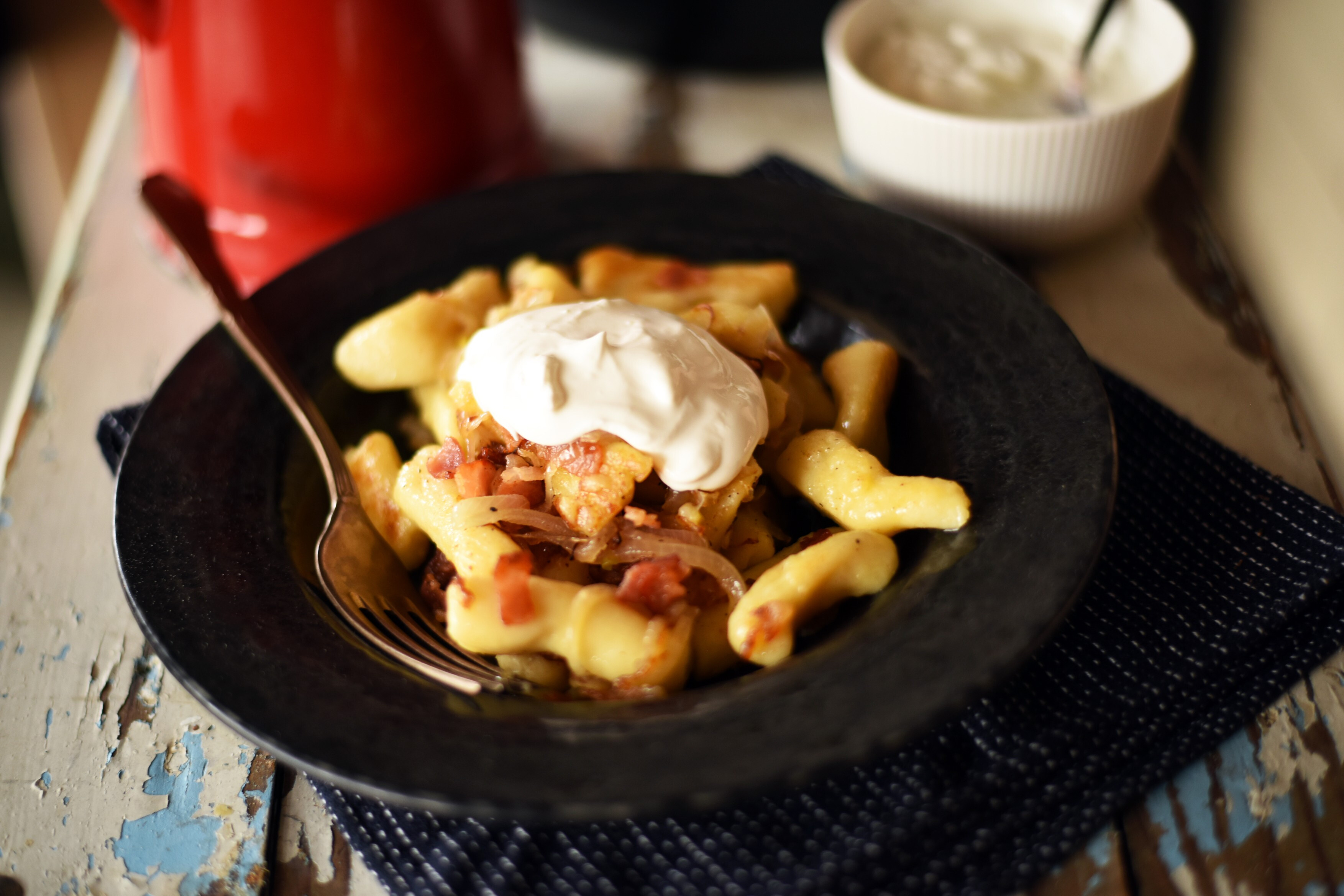 Baconös, hagymás nudli, tejföllel tálalva