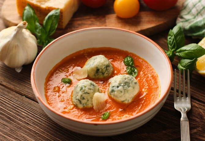 Malfatti: olasz, spenótos tésztagombóc, paradicsomszósszal tálalva