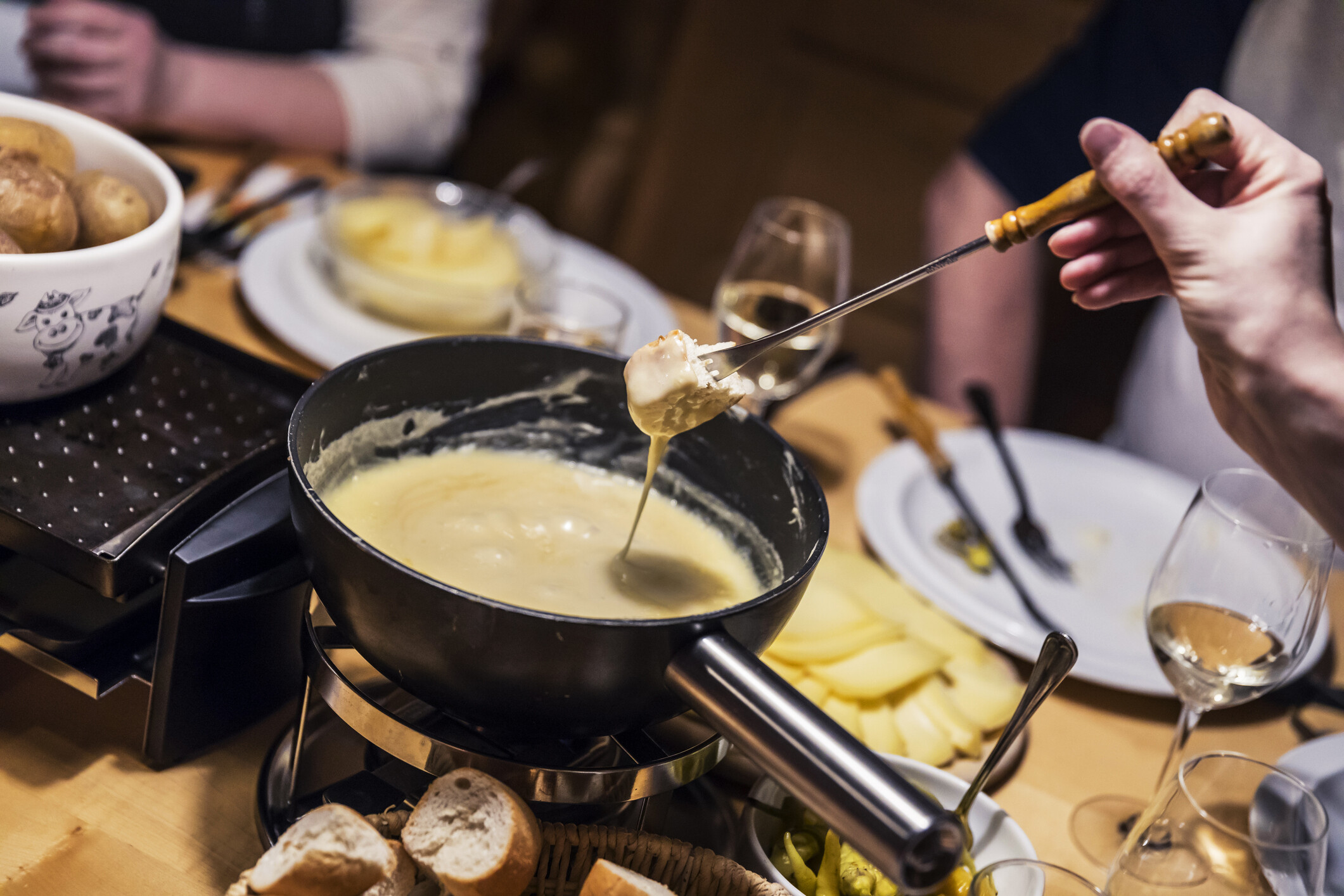 Fondue készlet egy asztalon
