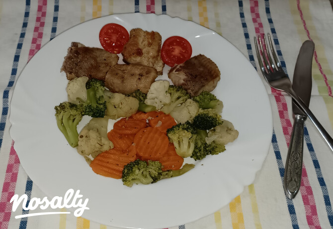 Sült afrikai harcsa párolt vegyes zöldségekkel
