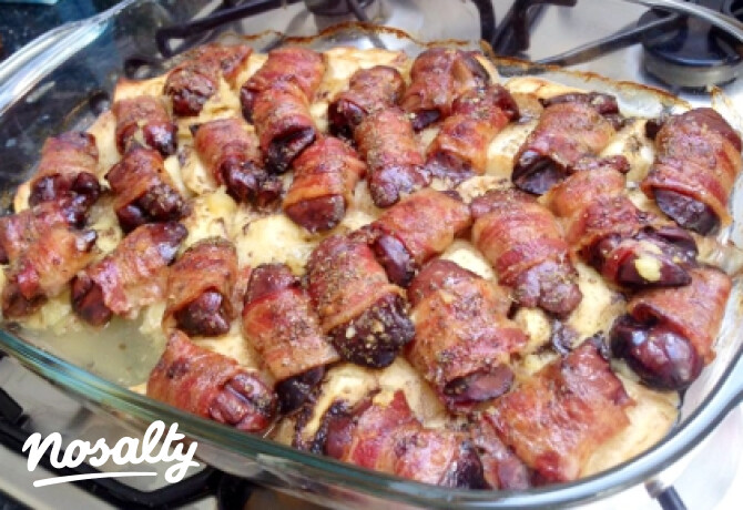 Baconos csirkemáj fehérboros almaágyon