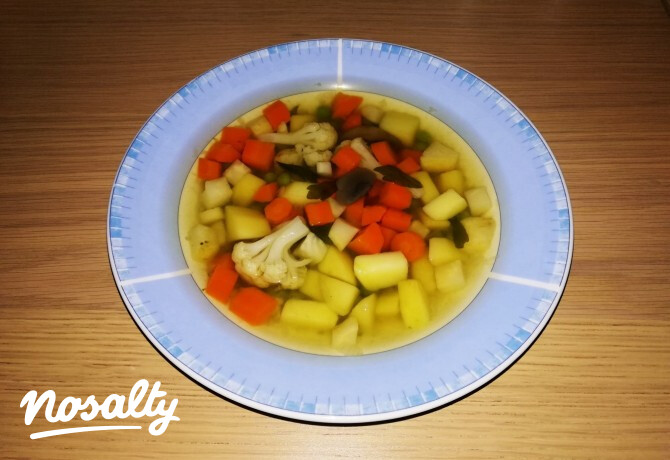 Egyszerű zöldségleves gombával