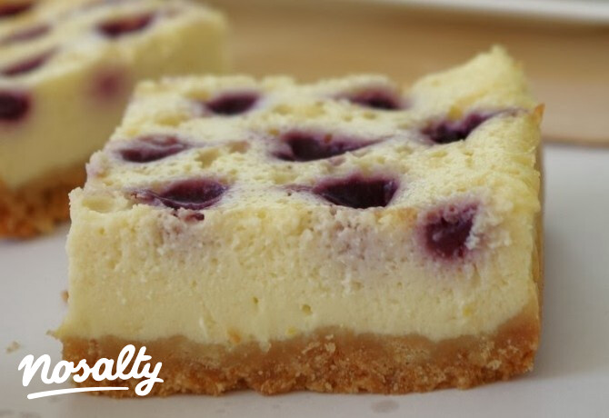 Áfonyás cheesecake szelet