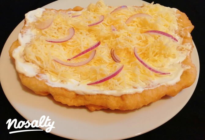 Tejfölös, lila hagymás lángos