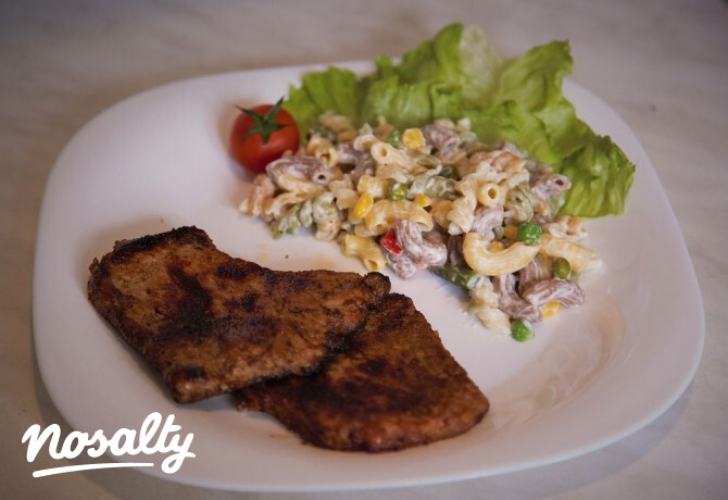 Mustáros karajszelet tejfölös-zöldséges tésztával