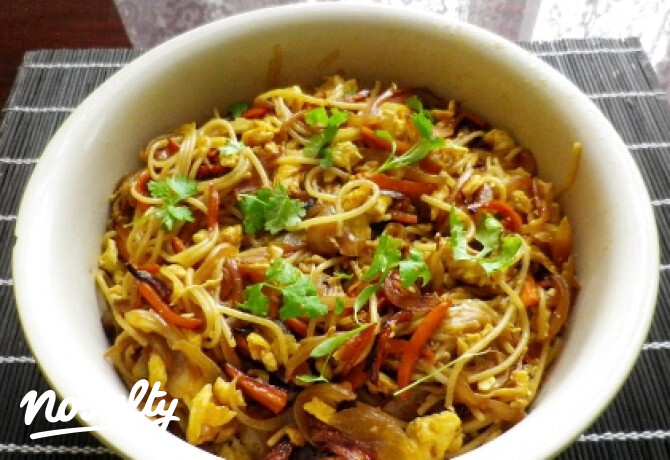 Thai sült tészta zöldségekkel