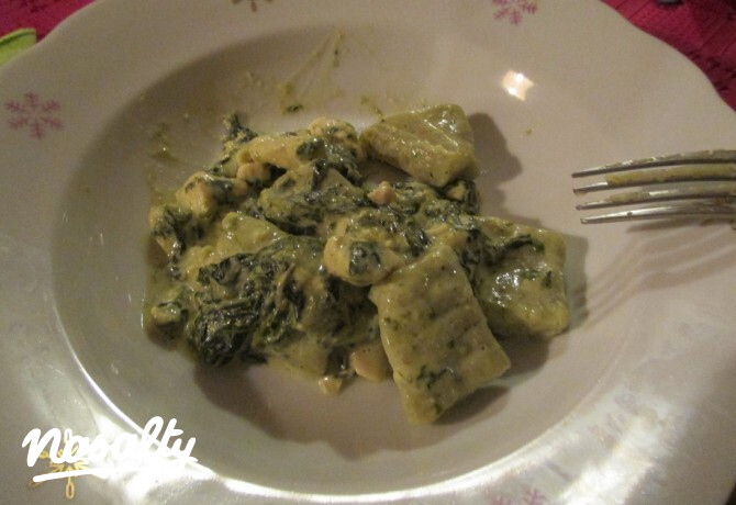 Spenótos gnocchi parajos-csirkés raguval