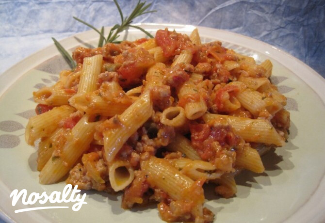 Penne fűszeres-paradicsomos-sajtos pulykával