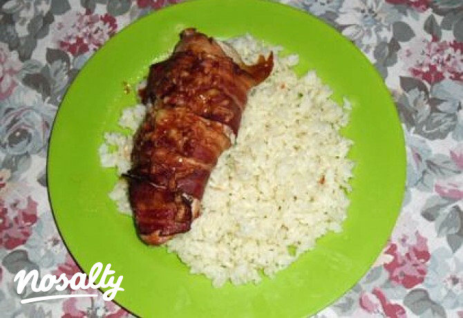 Sajtos csirkemell baconba tekerve