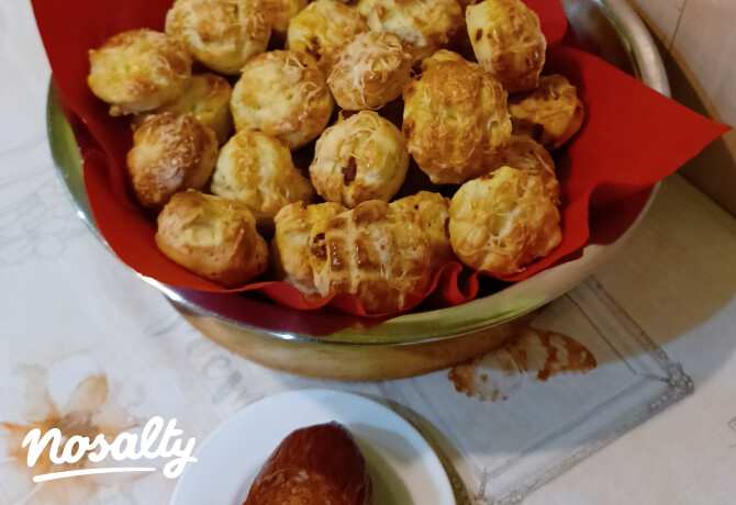 Kolbászos-tejfölös-sajtos pogácsa