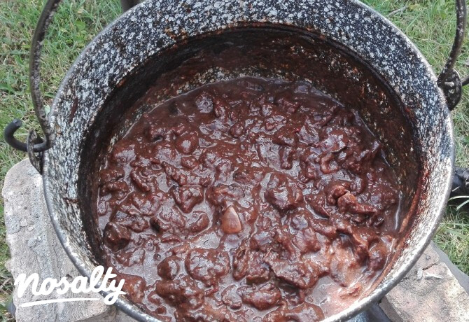 Áfonyás-erdeigombás-őzragu bográcsban