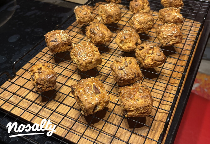 Kéksajtos-diós scones sütőrácson