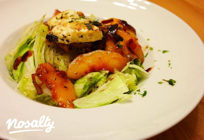 Chilis, mézes nektarin salátaágyon, grillezett kéksajttal