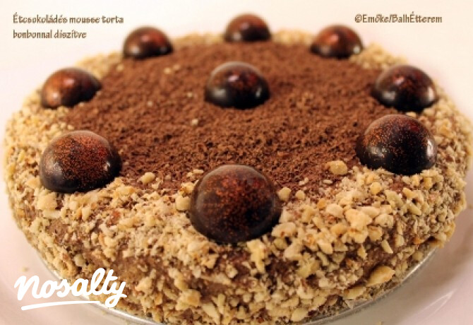 Étcsokoládés mousse torta bonbonnal díszítve