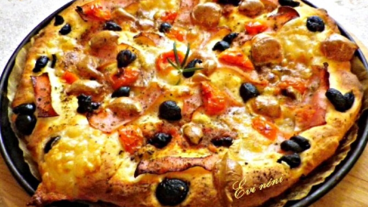 Sonkás-olajbogyós-aszalt paradicsomos pizza