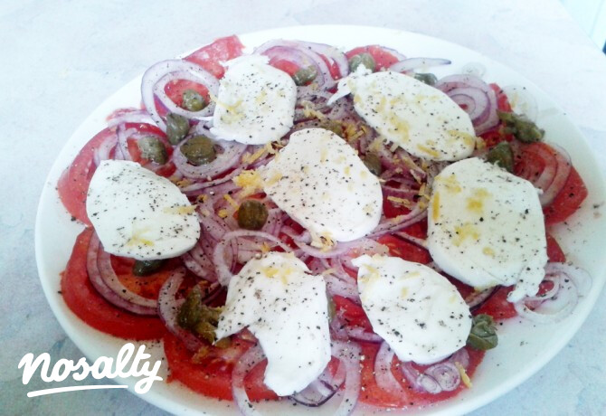 Mozzarellás paradicsomsaláta kapribogyóval