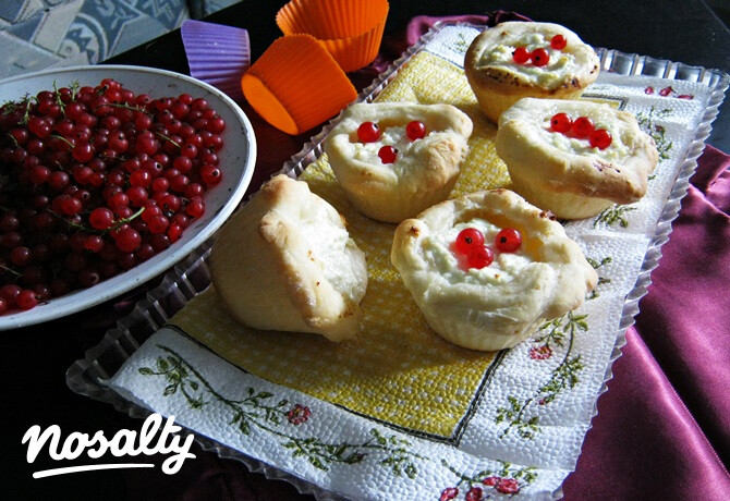 Túróval töltött kelt muffin ribizlivel