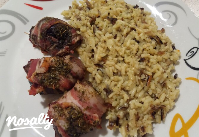 Baconbe tekert aszalt szilvás csirkemáj vadrizses barnarizzsel