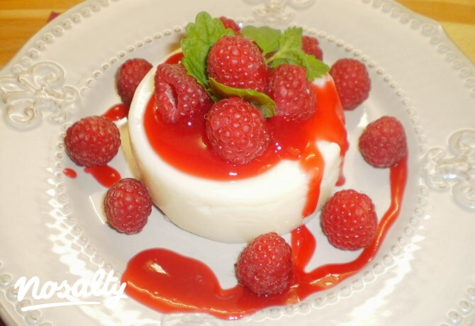 Ezen a képen: Málnás panna cotta Mariann konyhájából
