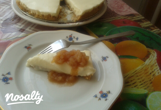 Sajttorta almaszósszal sütés nélkül
