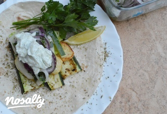 Sült zöldséges tortilla tzatzikivel