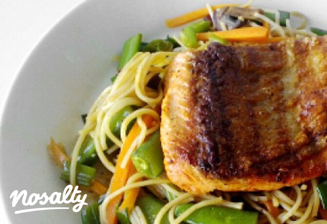 Grillezett thai lazac pirított wok tésztával