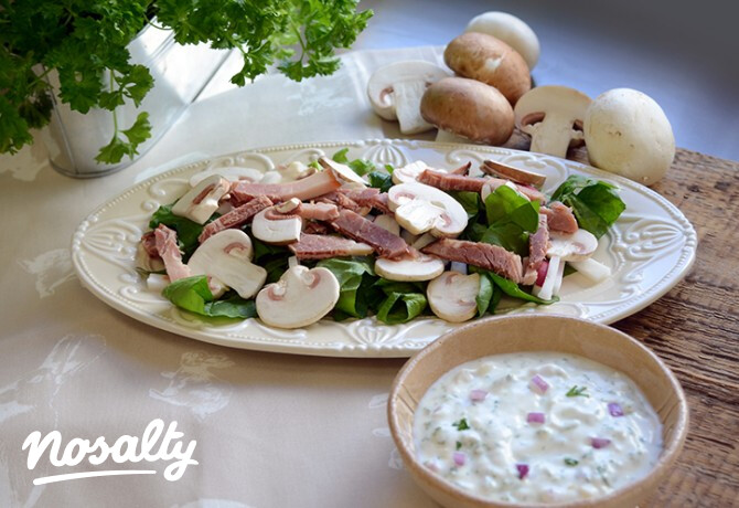 Gombás-sonkás saláta