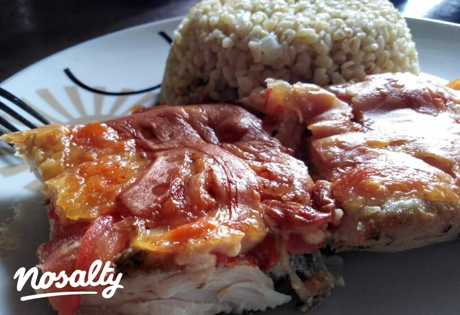 Paradicsomos-mozzarellás csirkemell hagymás bulgurral