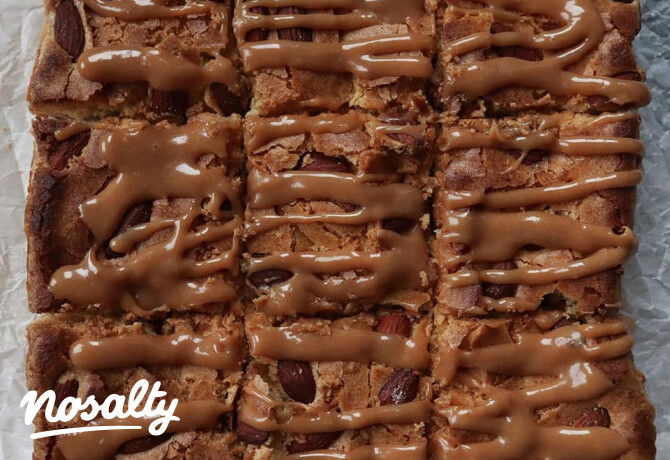 Mandulás-karamellás blondie