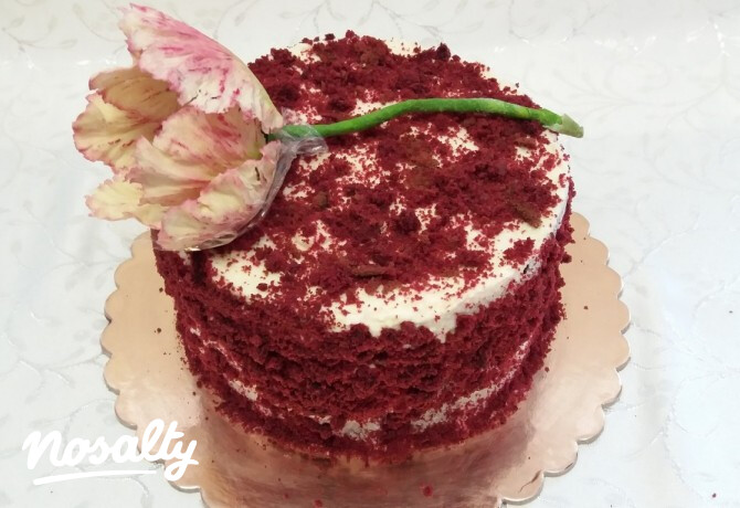 Egyszerű vörös bársony torta