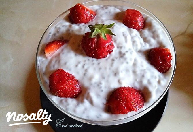 Chia puding kókusszal és eperrel