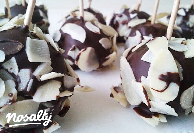 Rumos-mandulás cake pop