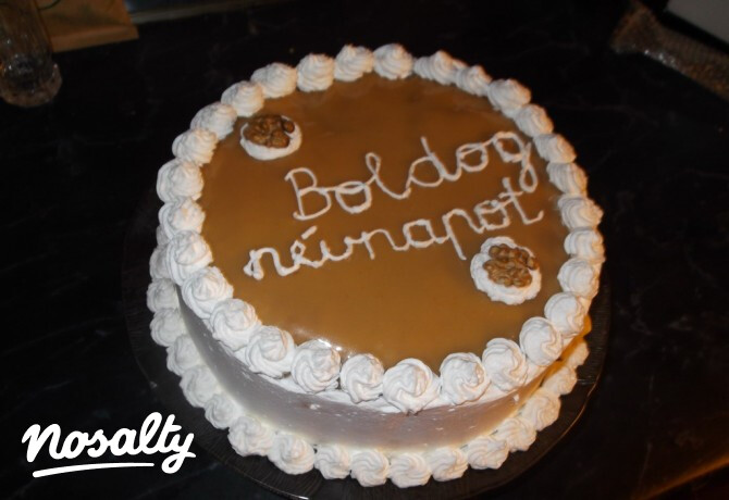 Kókuszkrémmel töltött karamellszószos torta