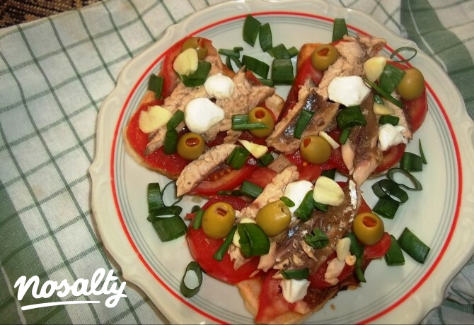 Makrélás-mozzarellás-paradicsomos fokhagymás bruschetta