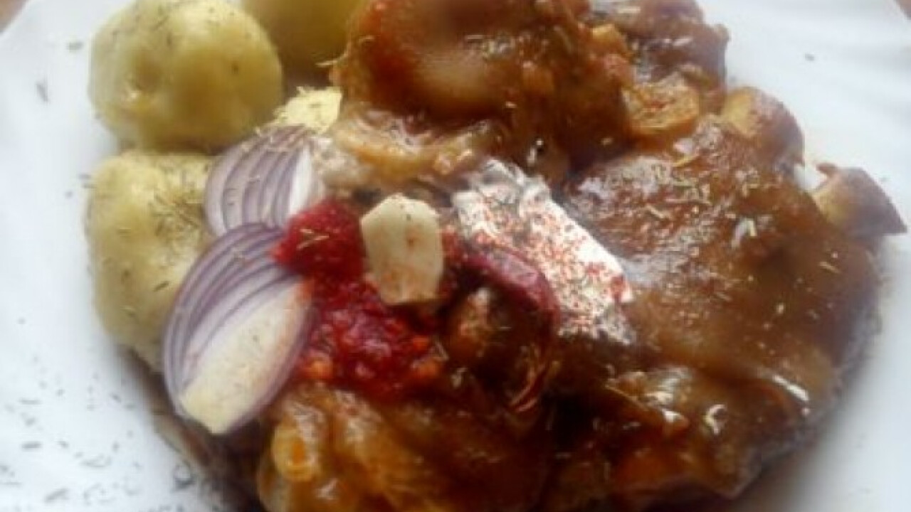 Körömpörkölt burgonyagombóccal