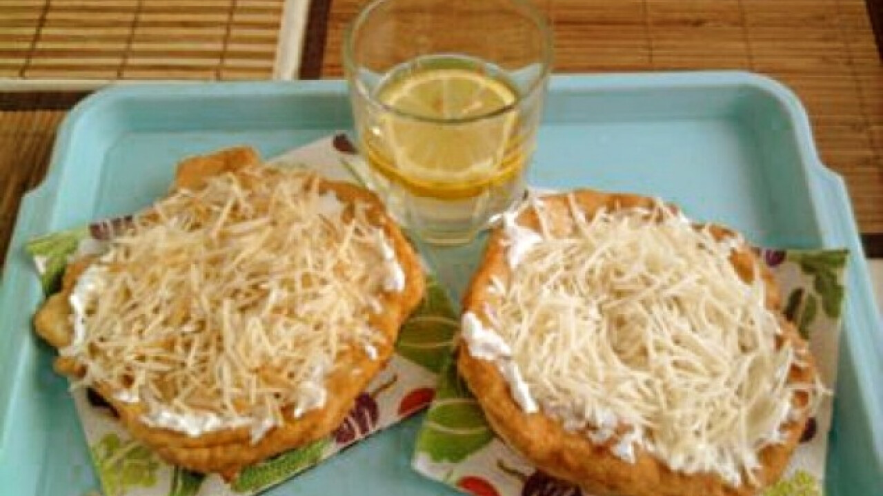 Sajtos-tejfölös lángos Méri konyhájából