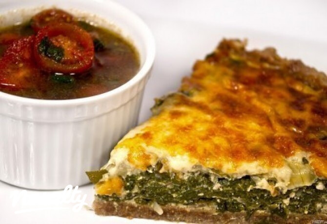 Spenótos quiche mézes paradicsomsalátával
