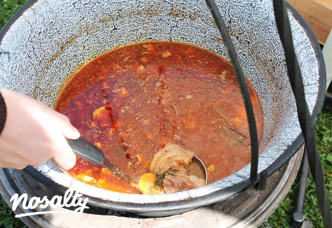 Sertéskörömből készített zöldséges bográcsos