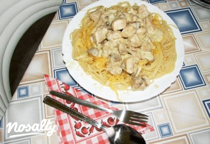 Tejszínes-gombás csirkemell-filé spagettivel