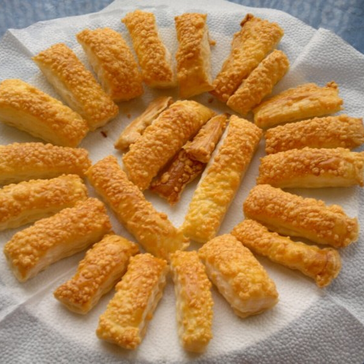 Ezen a képen: Leveles sajtos rudacskák